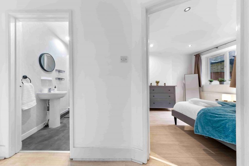 Ground Floor 2-Bed Apartment with Outdoor Access – R2SA / Company Let in Clapham (SW4)