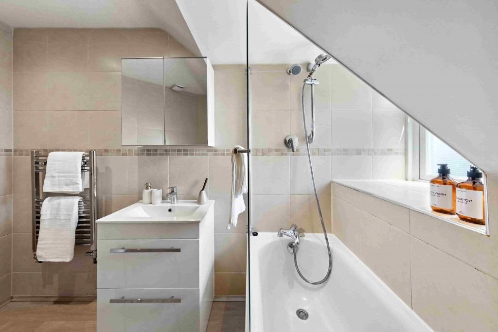 Spacious 2-Bed Apartment – R2SA / Company Let Opportunity in North London (N20)