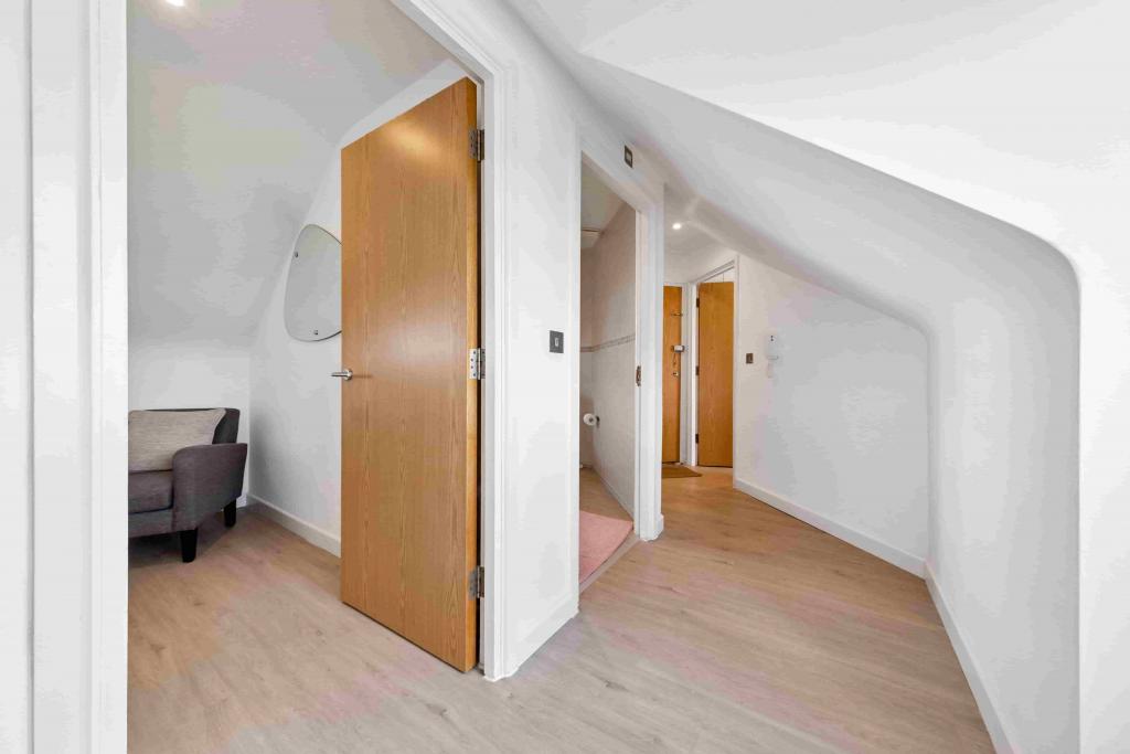 Spacious 2-Bed Apartment – R2SA / Company Let Opportunity in North London (N20)