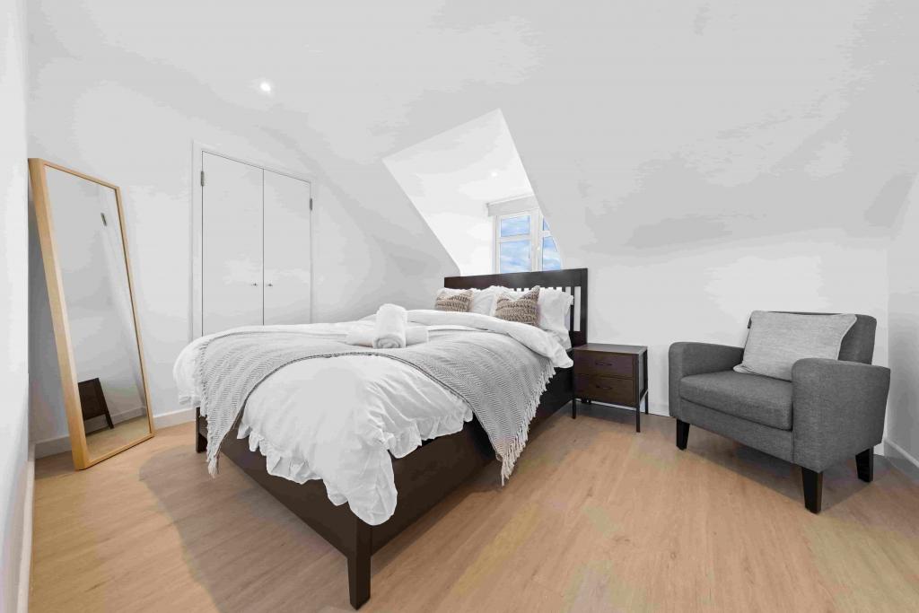 Spacious 2-Bed Apartment – R2SA / Company Let Opportunity in North London (N20)