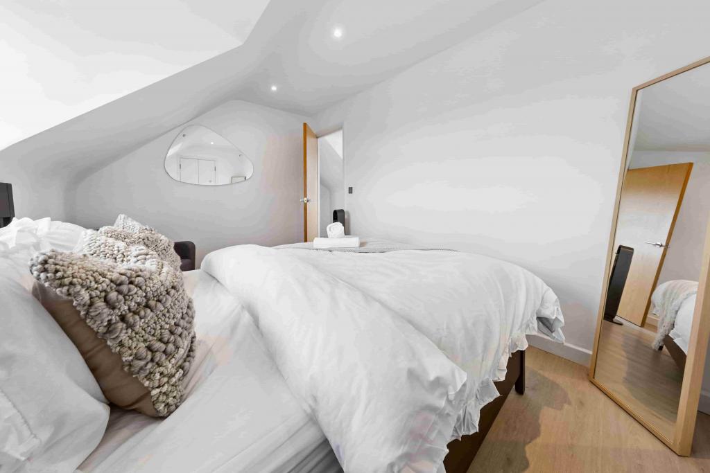 Spacious 2-Bed Apartment – R2SA / Company Let Opportunity in North London (N20)