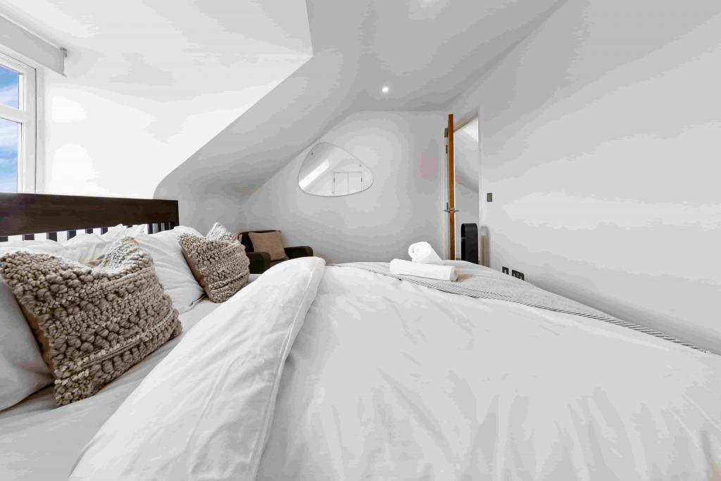 Spacious 2-Bed Apartment – R2SA / Company Let Opportunity in North London (N20)