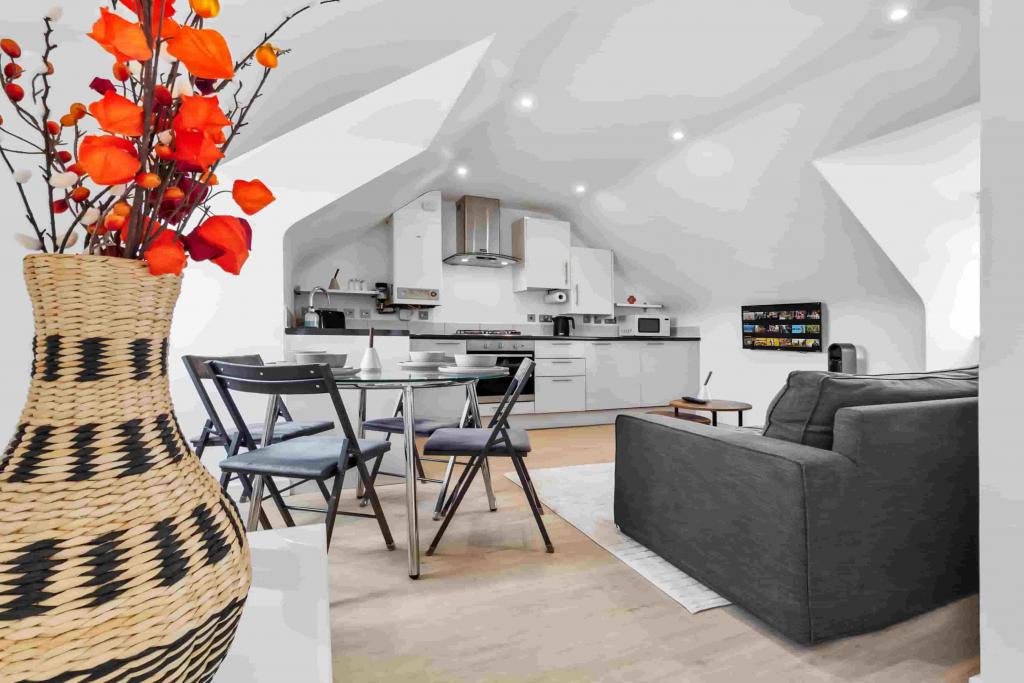 Spacious 2-Bed Apartment – R2SA / Company Let Opportunity in North London (N20)