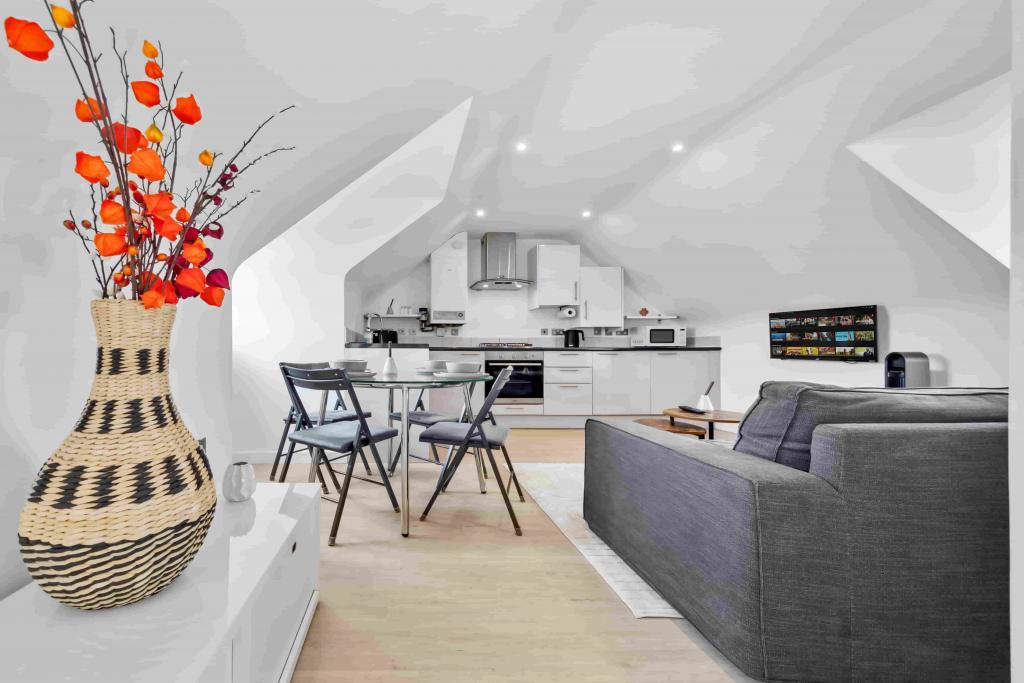 Spacious 2-Bed Apartment – R2SA / Company Let Opportunity in North London (N20)