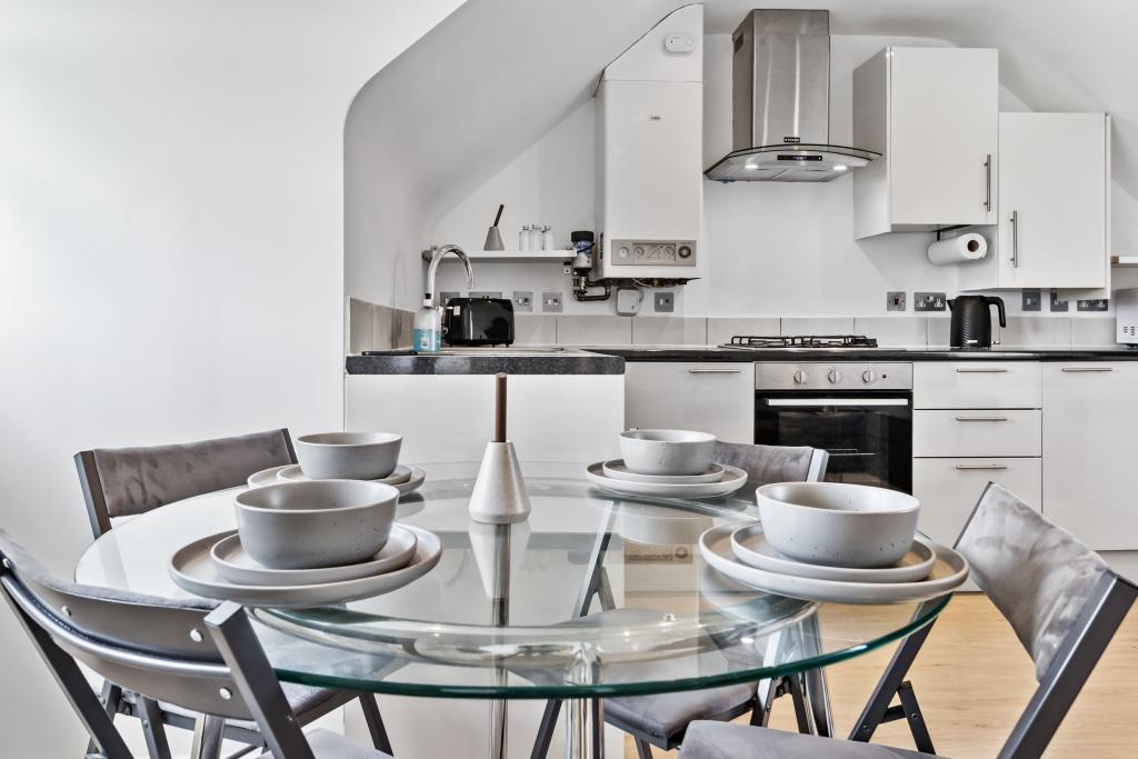 Spacious 2-Bed Apartment – R2SA / Company Let Opportunity in North London (N20)