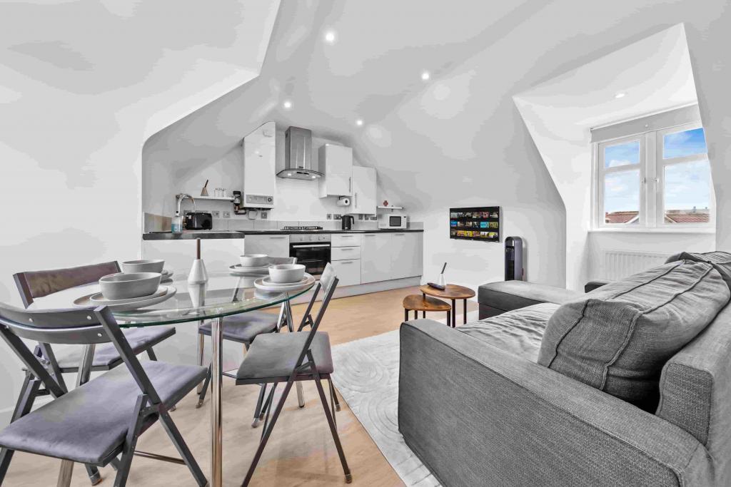 Spacious 2-Bed Apartment – R2SA / Company Let Opportunity in North London (N20)