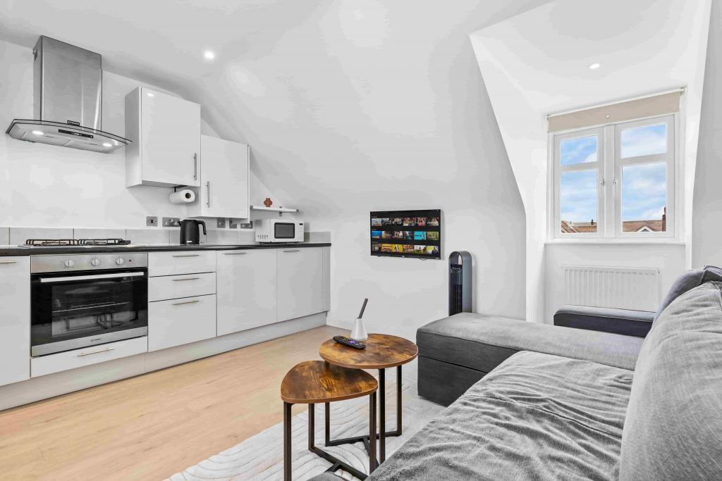 Spacious 2-Bed Apartment – R2SA / Company Let Opportunity in North London (N20)