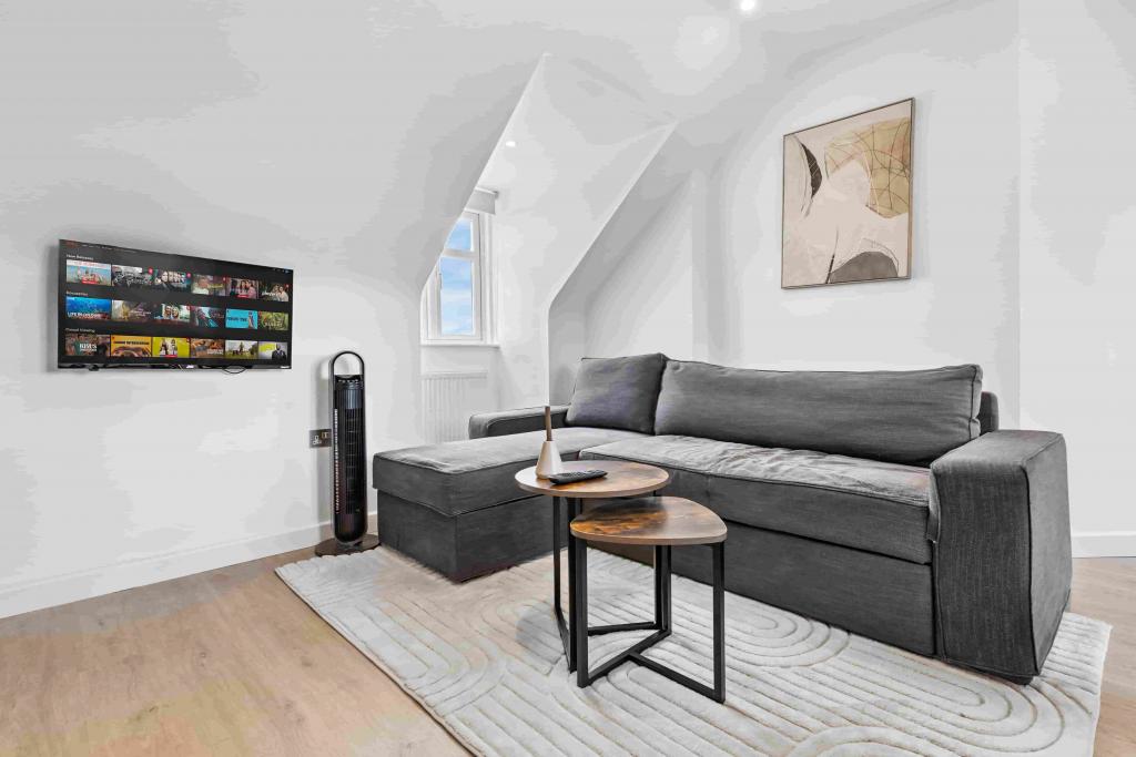 Spacious 2-Bed Apartment – R2SA / Company Let Opportunity in North London (N20)