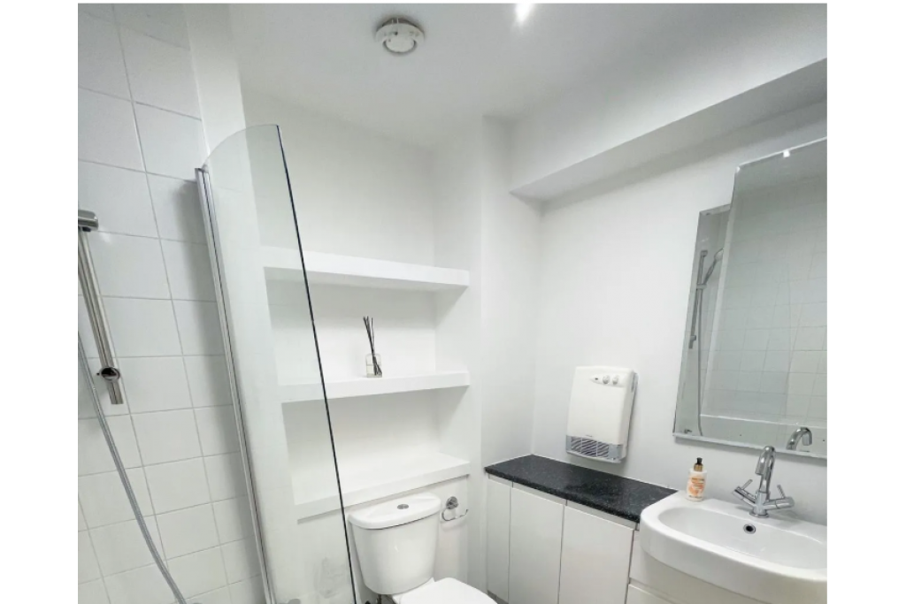 Spacious Double Room in Canary Wharf – Blackwall Way, E14 9QU