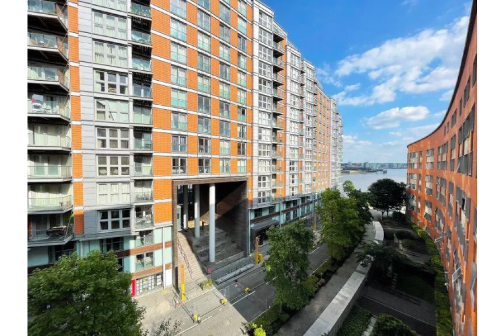 Spacious Double Room in Canary Wharf – Blackwall Way, E14 9QU
