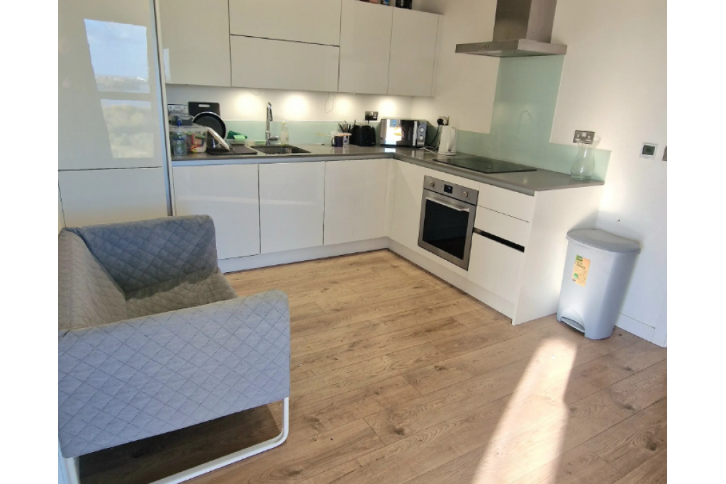 Bright Double Room with Excellent Transport Links – Near River, Tiller House, E6 7AF