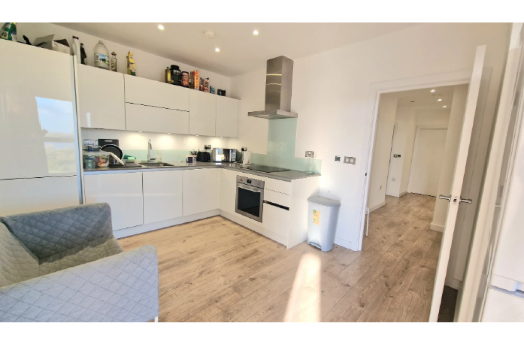 Bright Double Room with Excellent Transport Links – Near River, Tiller House, E6 7AF