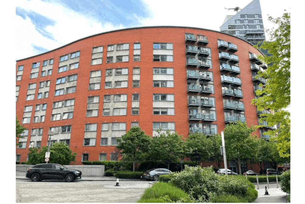 Riverside Balcony Room in Modern Canary Wharf Apartment