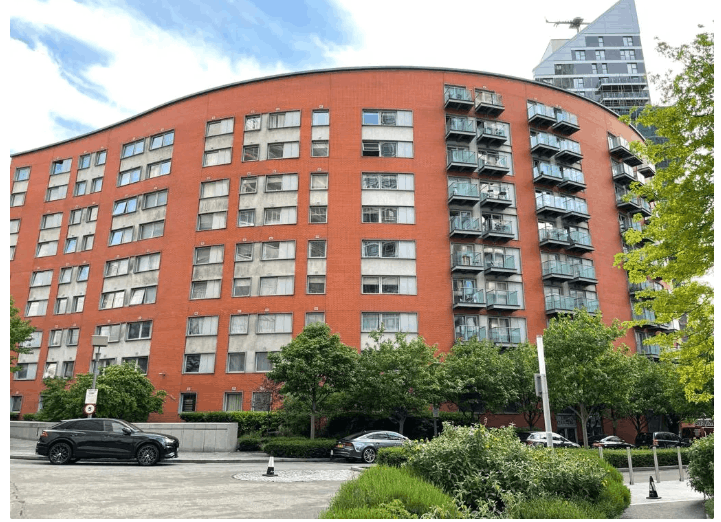 Riverside Balcony Room in Modern Canary Wharf Apartment