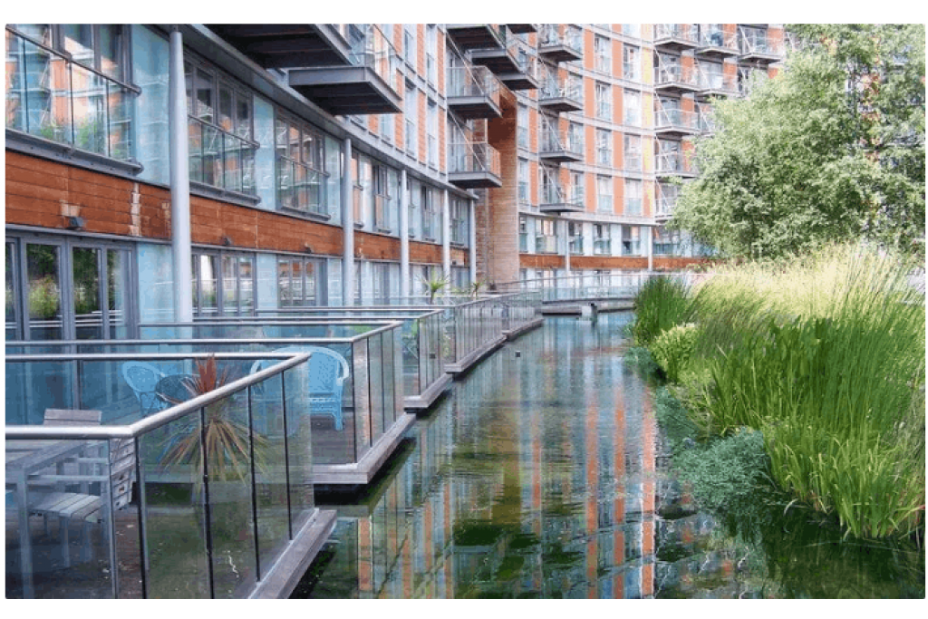 Riverside Balcony Room in Modern Canary Wharf Apartment