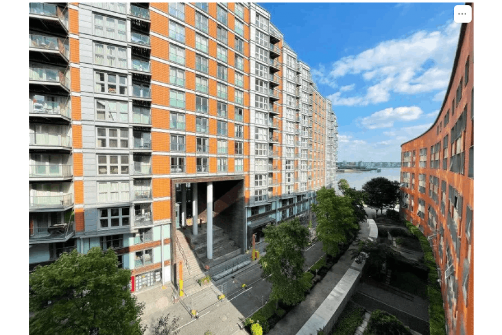 Riverside Balcony Room in Modern Canary Wharf Apartment