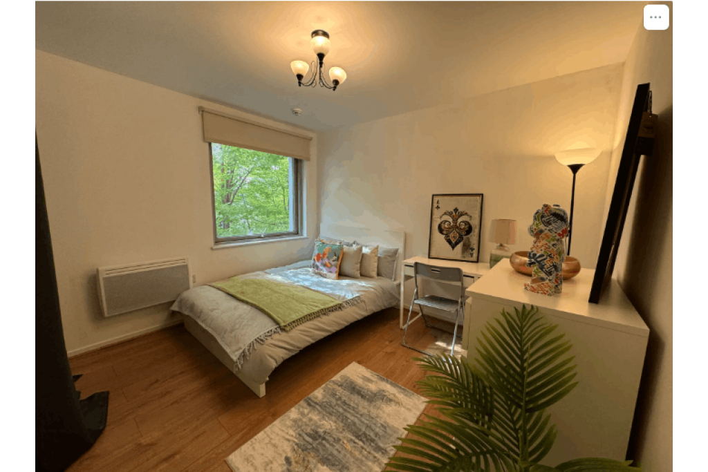 Riverside Balcony Room in Modern Canary Wharf Apartment