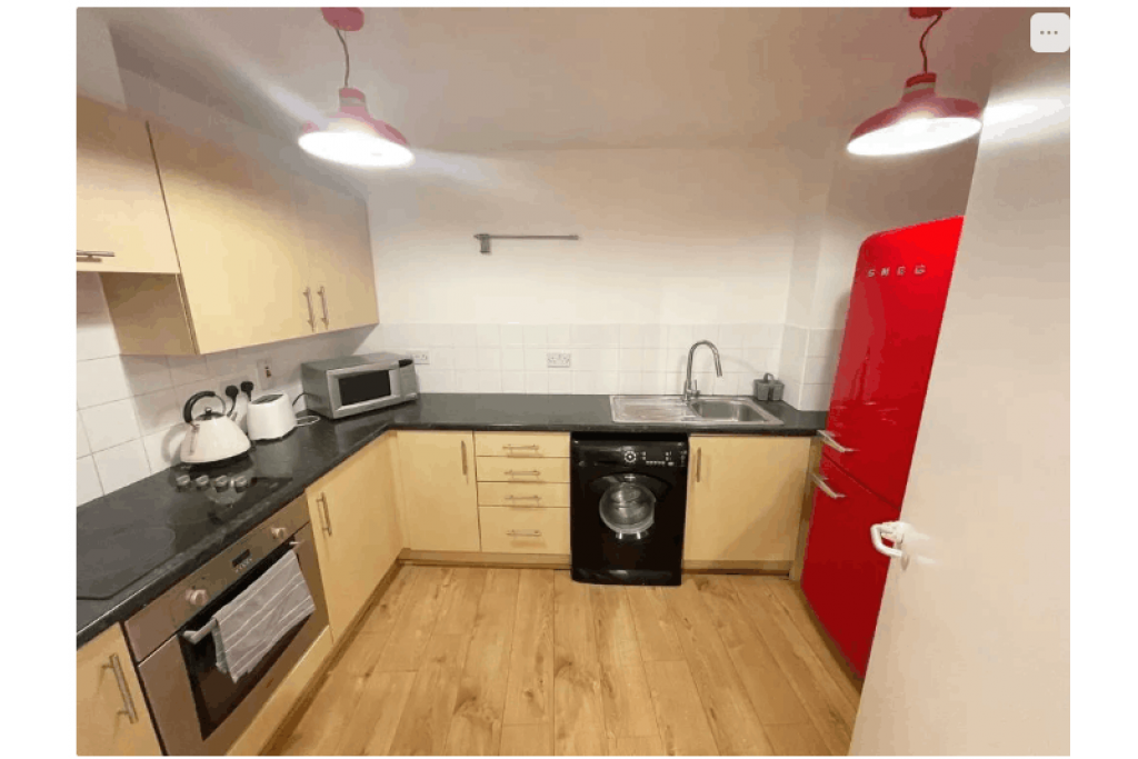 Riverside Balcony Room in Modern Canary Wharf Apartment