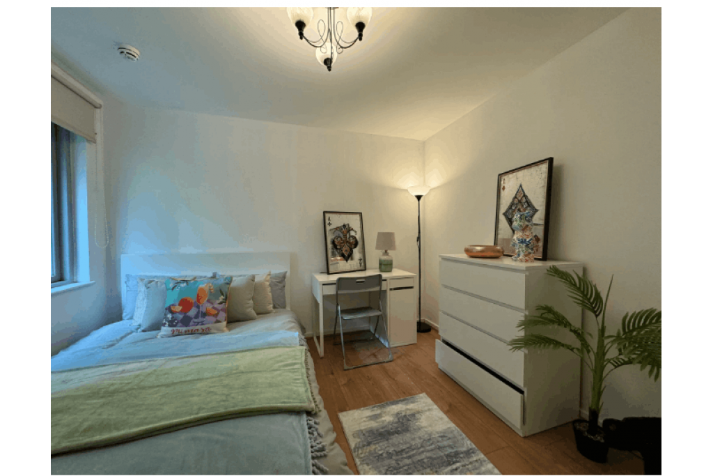 Riverside Balcony Room in Modern Canary Wharf Apartment