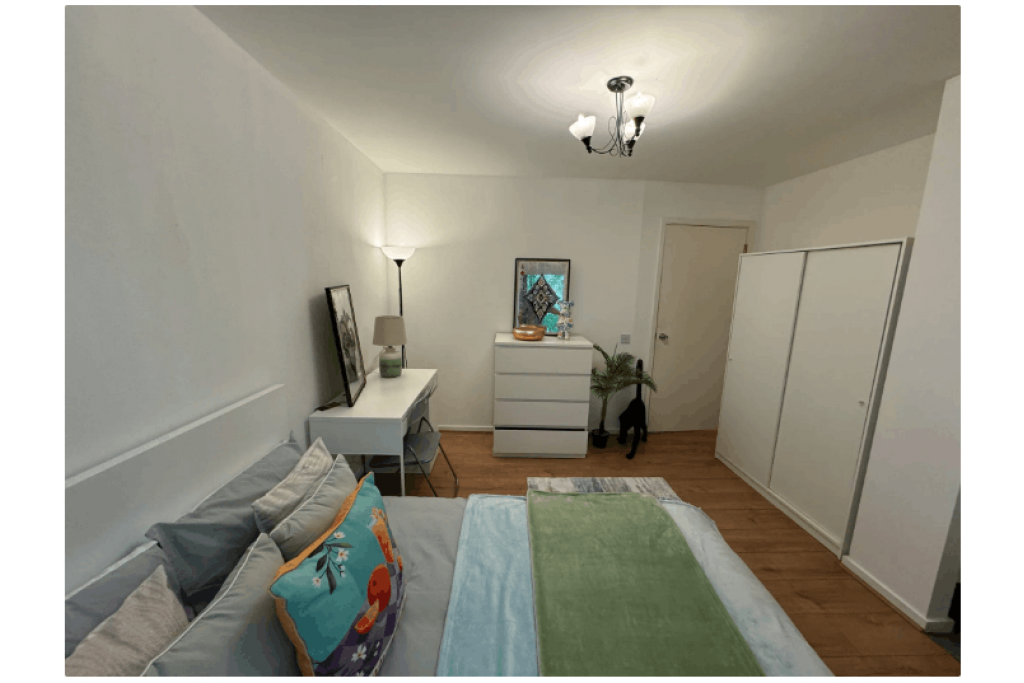 Riverside Balcony Room in Modern Canary Wharf Apartment