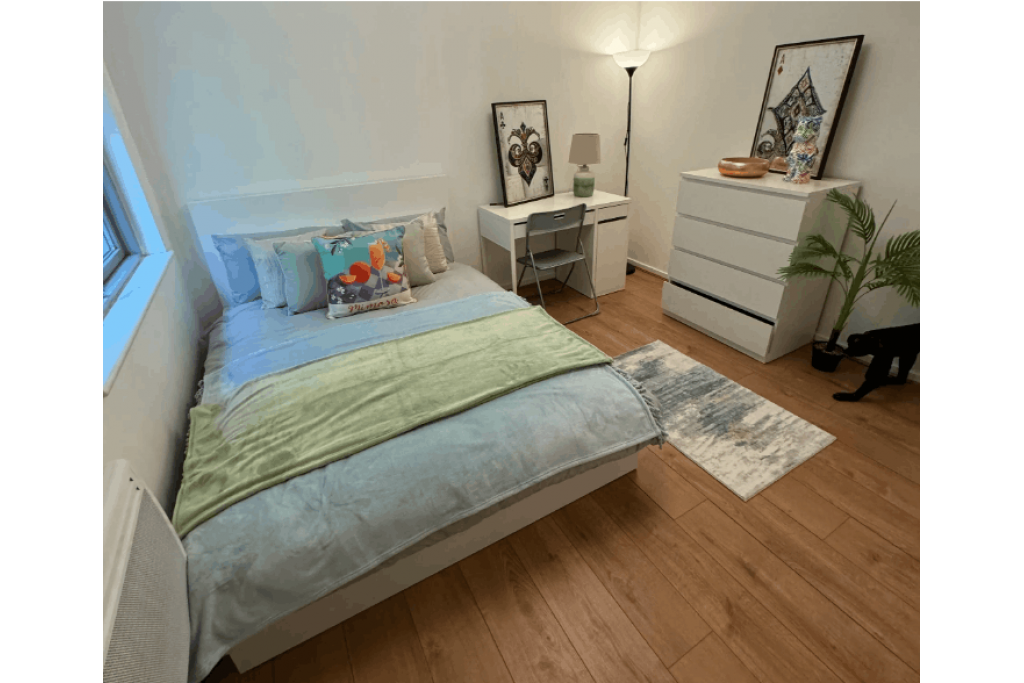 Riverside Balcony Room in Modern Canary Wharf Apartment