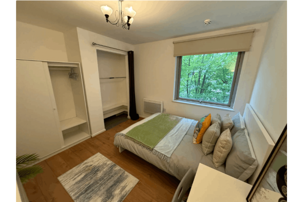 Riverside Balcony Room in Modern Canary Wharf Apartment