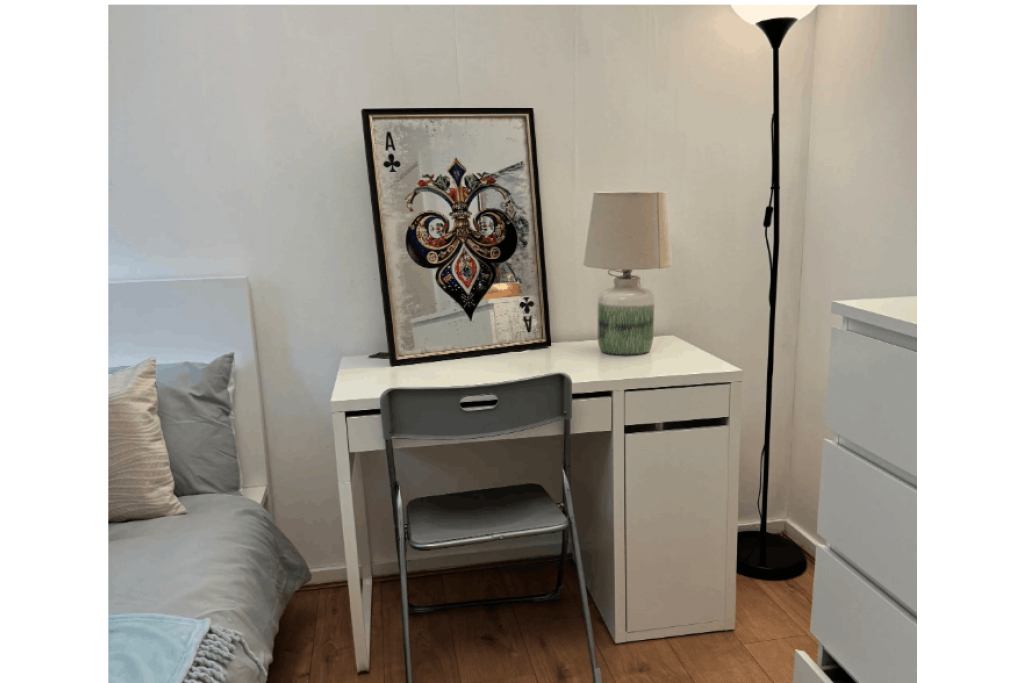 Riverside Balcony Room in Modern Canary Wharf Apartment