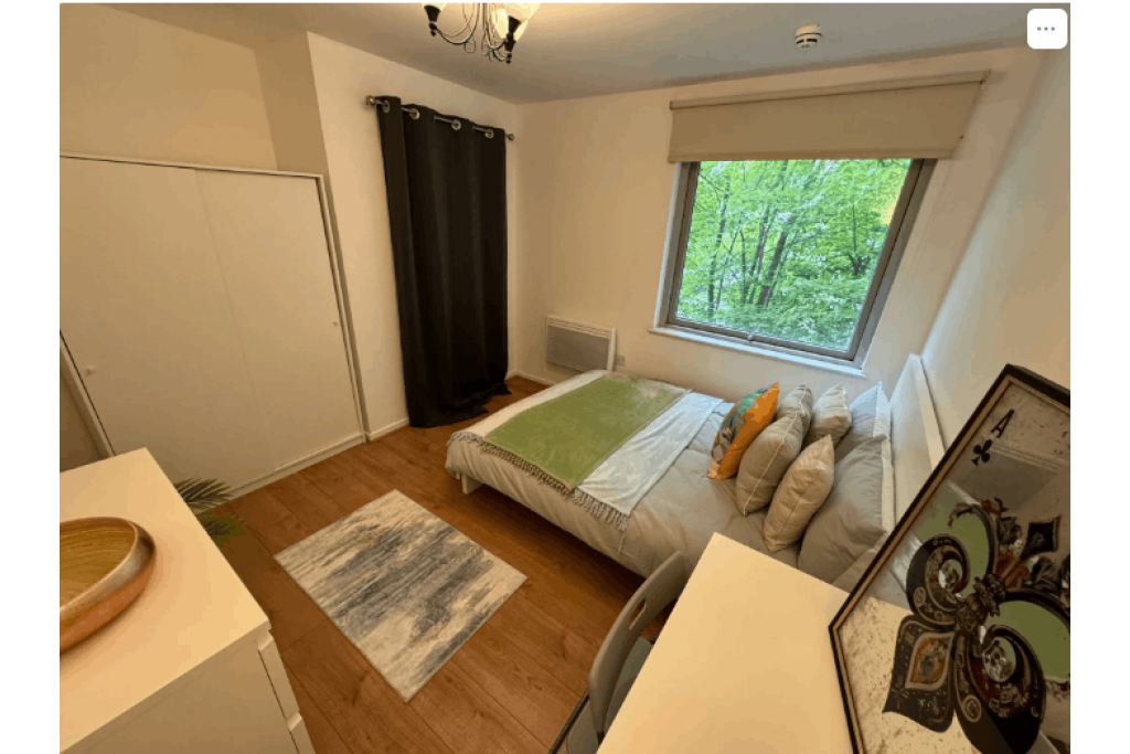 Riverside Balcony Room in Modern Canary Wharf Apartment