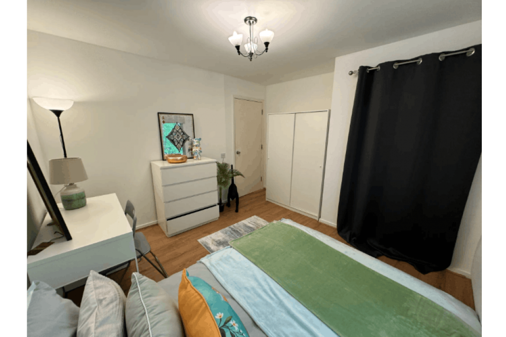 Riverside Balcony Room in Modern Canary Wharf Apartment