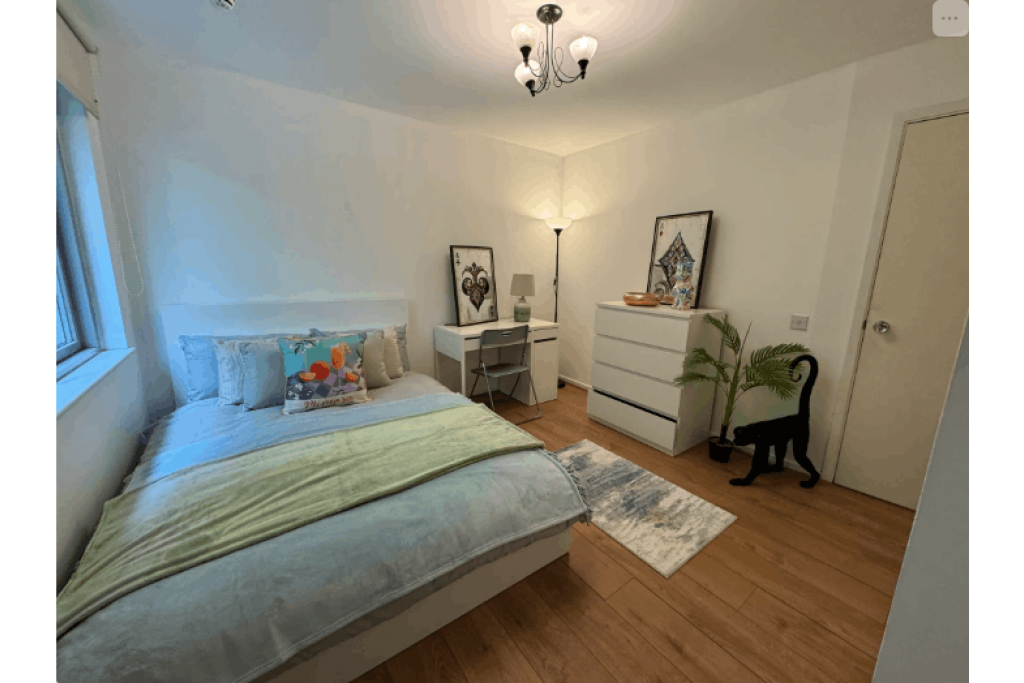 Riverside Balcony Room in Modern Canary Wharf Apartment