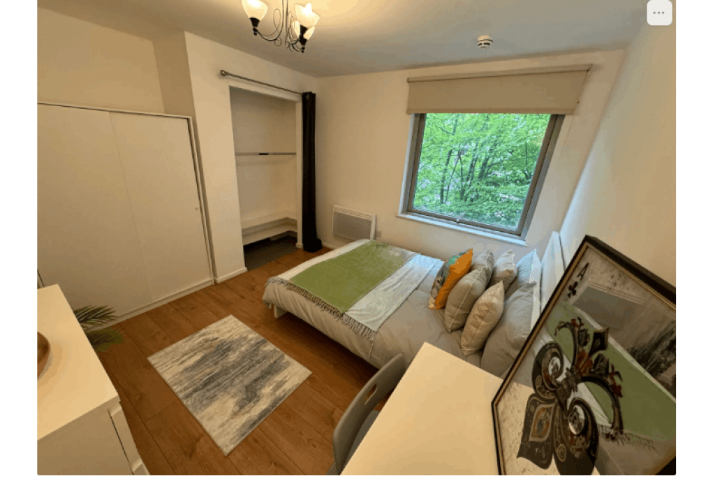 Riverside Balcony Room in Modern Canary Wharf Apartment