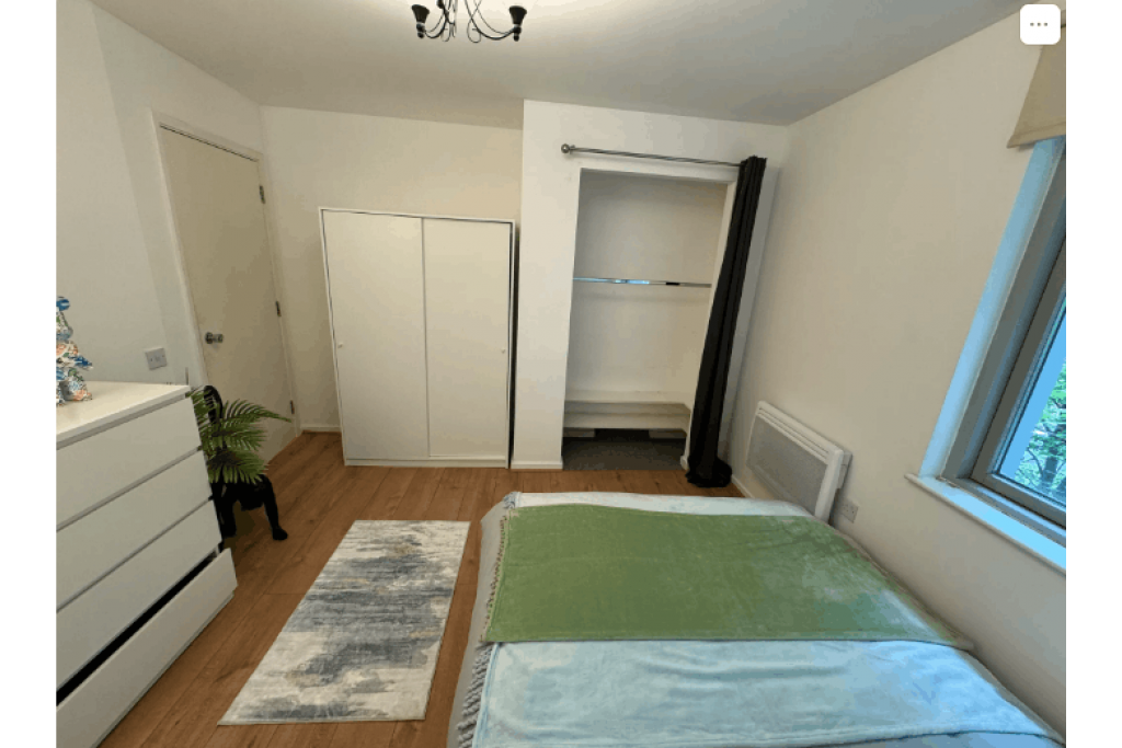 Riverside Balcony Room in Modern Canary Wharf Apartment