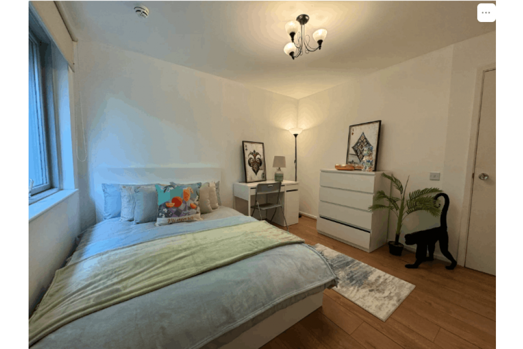 Riverside Balcony Room in Modern Canary Wharf Apartment