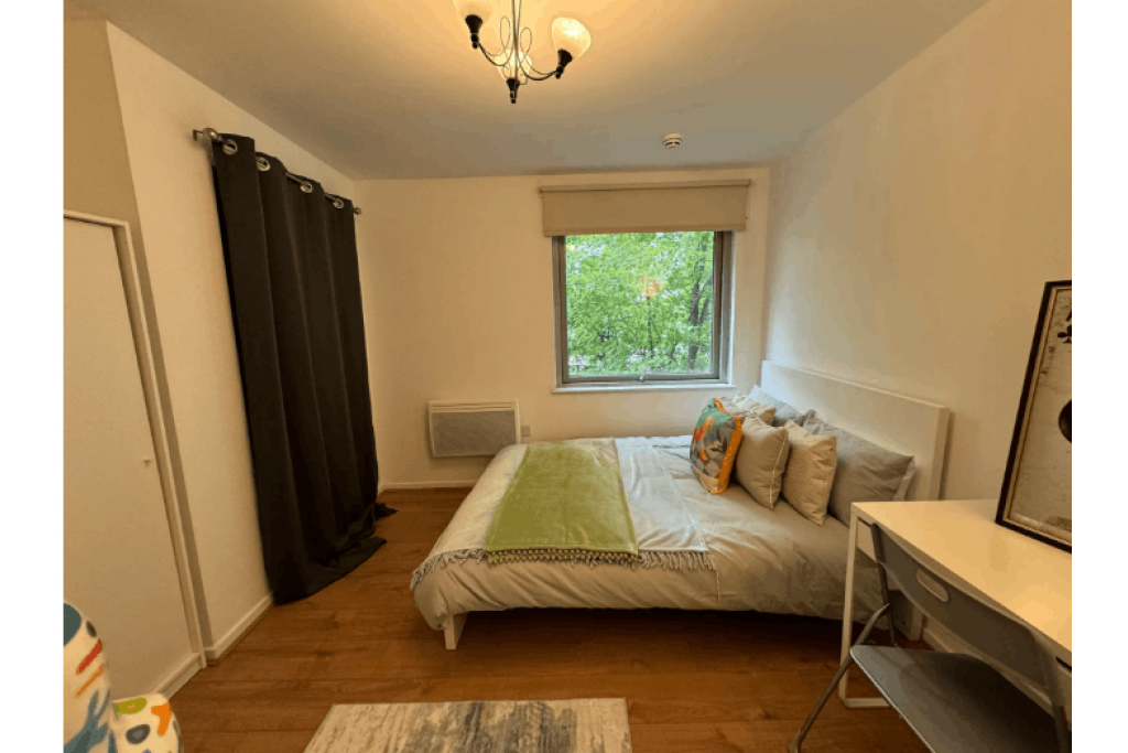 Riverside Balcony Room in Modern Canary Wharf Apartment