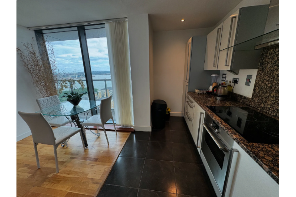 Stylish Double Room in Proton Tower – Gym Access and Prime Location