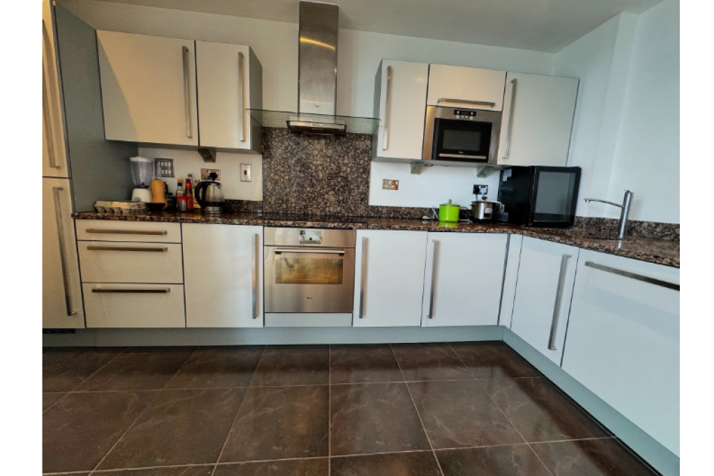 Stylish Double Room in Proton Tower – Gym Access and Prime Location