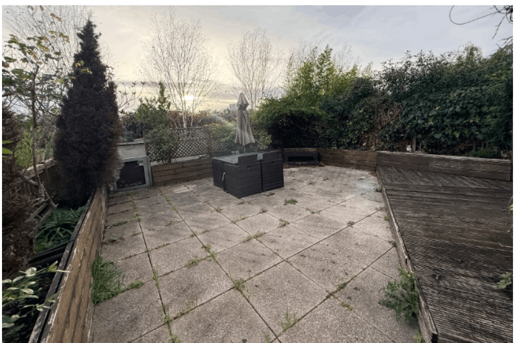 Spacious Top Floor Room with Private Terrace and Skyline Views – Moseley Row, SE10