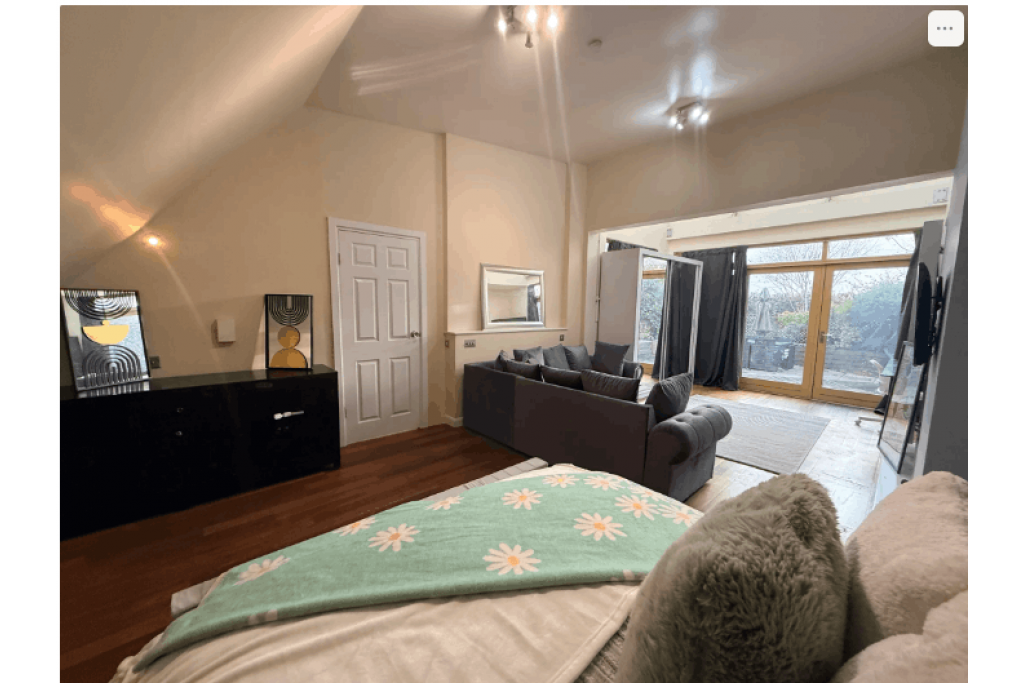 Spacious Top Floor Room with Private Terrace and Skyline Views – Moseley Row, SE10