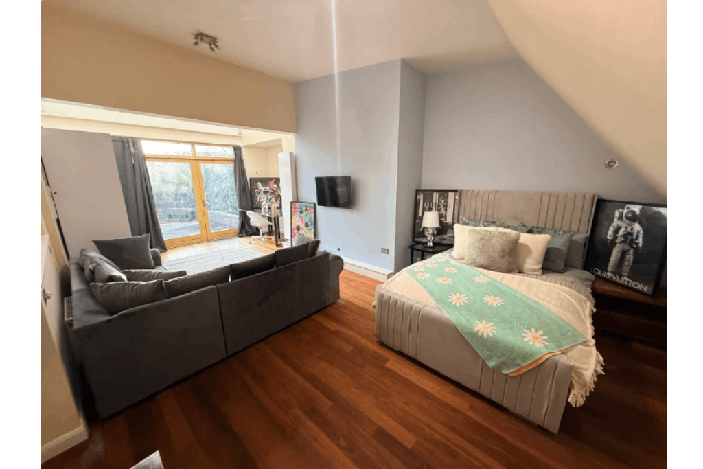 Spacious Top Floor Room with Private Terrace and Skyline Views – Moseley Row, SE10