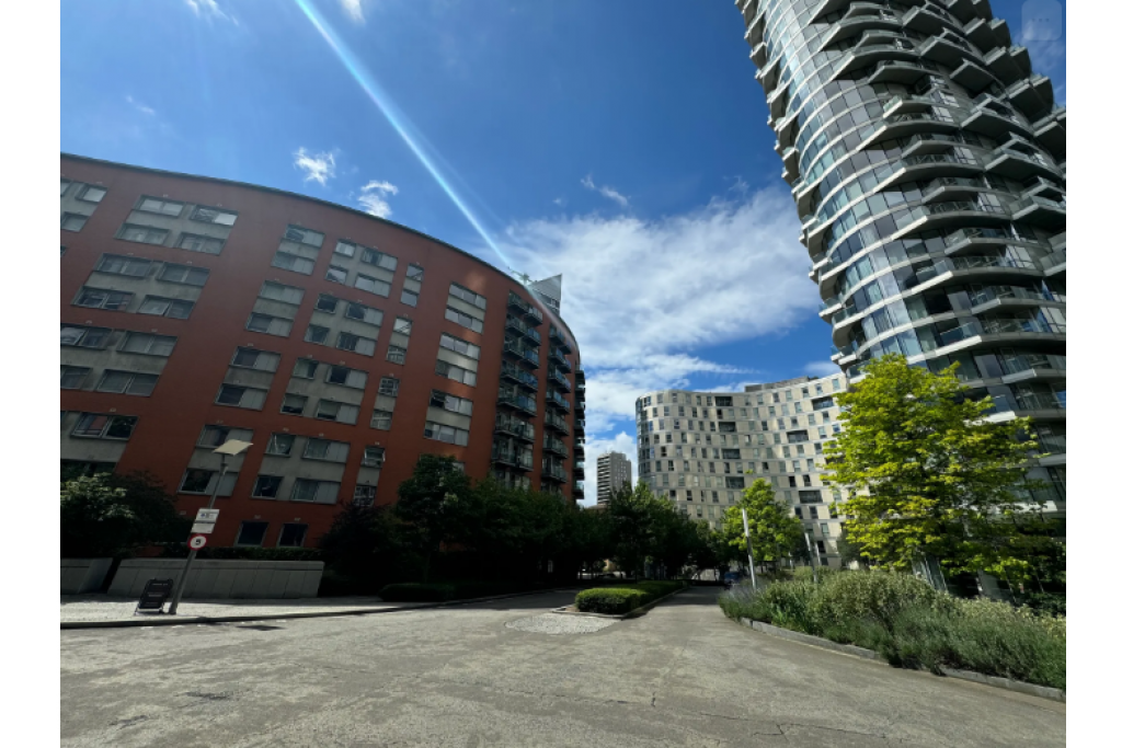 Large Double Room with Sofa in Riverside E14 – Ideal for Professionals