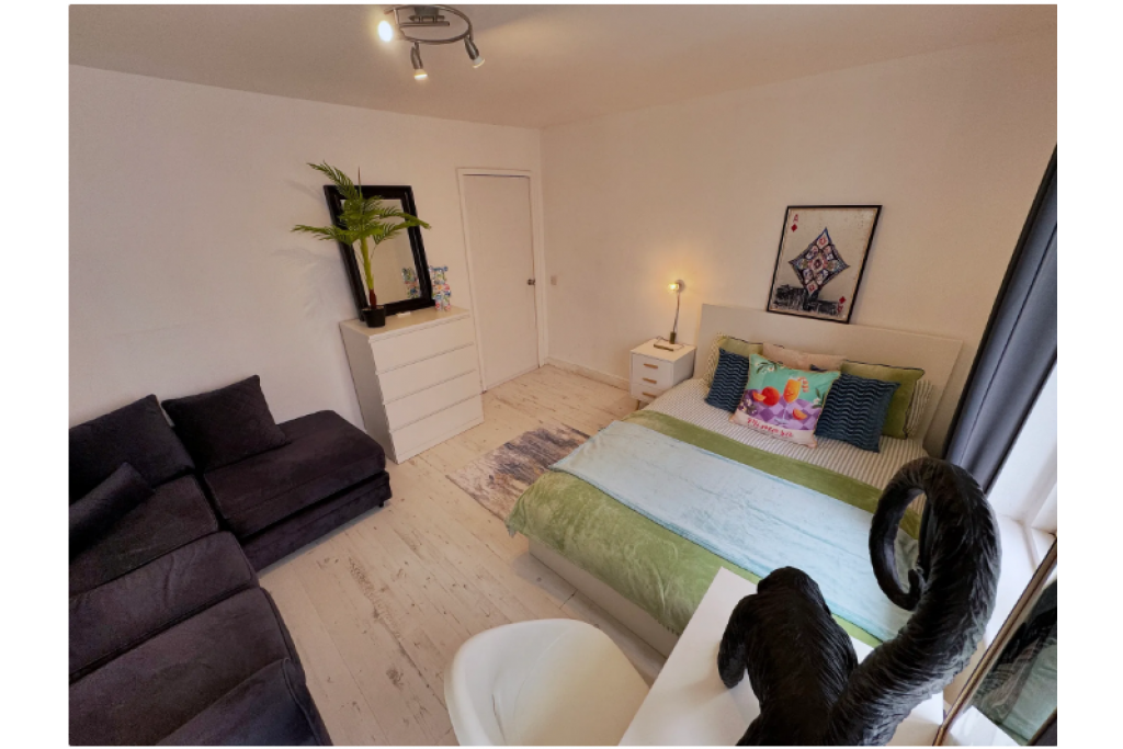 Large Double Room with Sofa in Riverside E14 – Ideal for Professionals