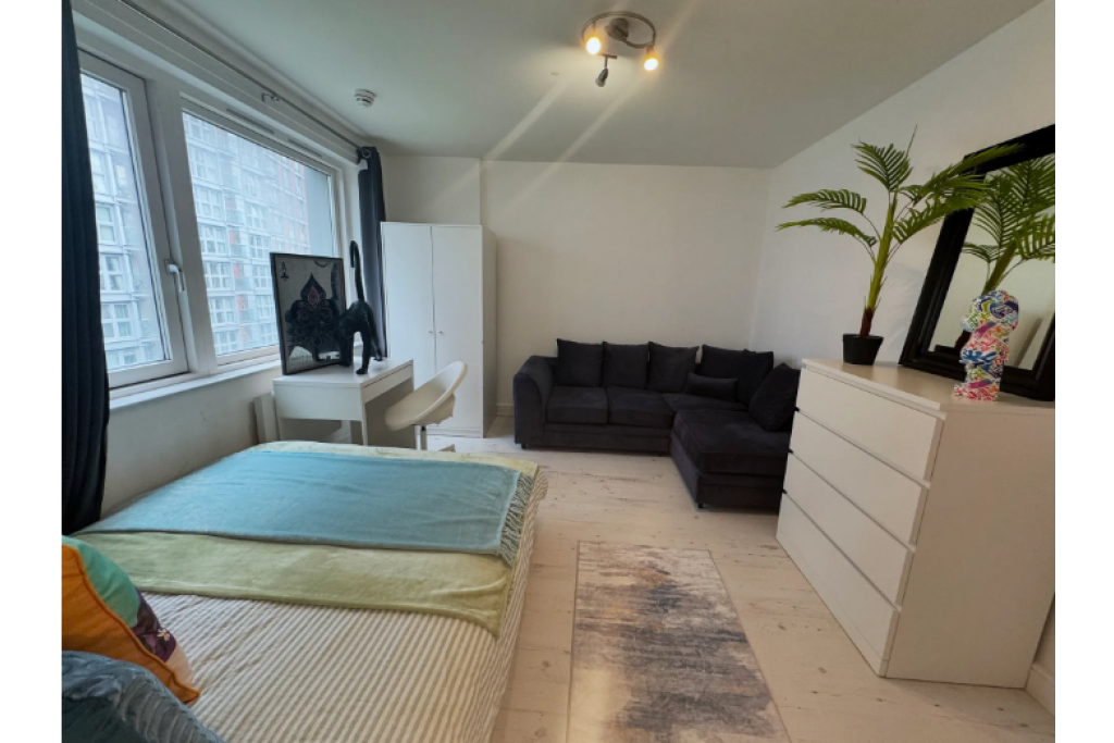 Large Double Room with Sofa in Riverside E14 – Ideal for Professionals