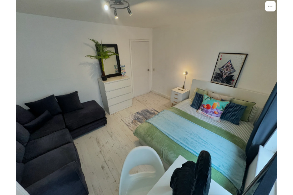 Large Double Room with Sofa in Riverside E14 – Ideal for Professionals