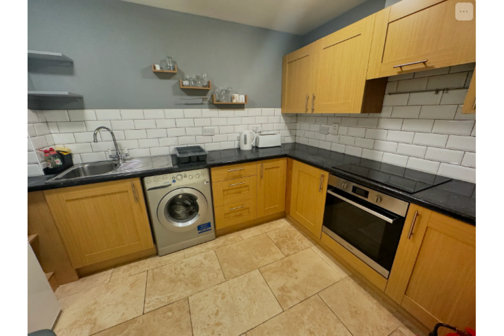Large Double Room with Sofa in Riverside E14 – Ideal for Professionals