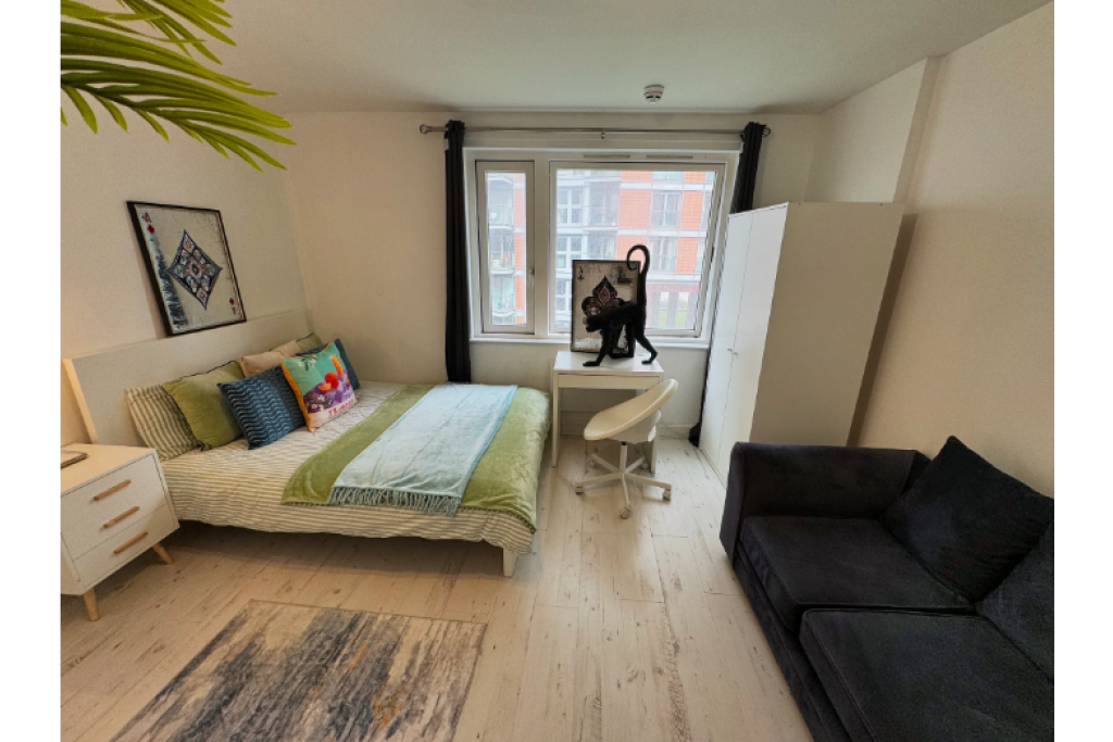 Large Double Room with Sofa in Riverside E14 – Ideal for Professionals