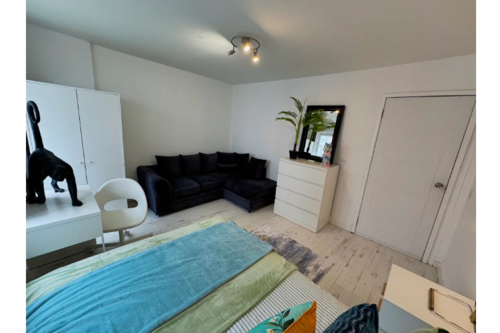 Large Double Room with Sofa in Riverside E14 – Ideal for Professionals