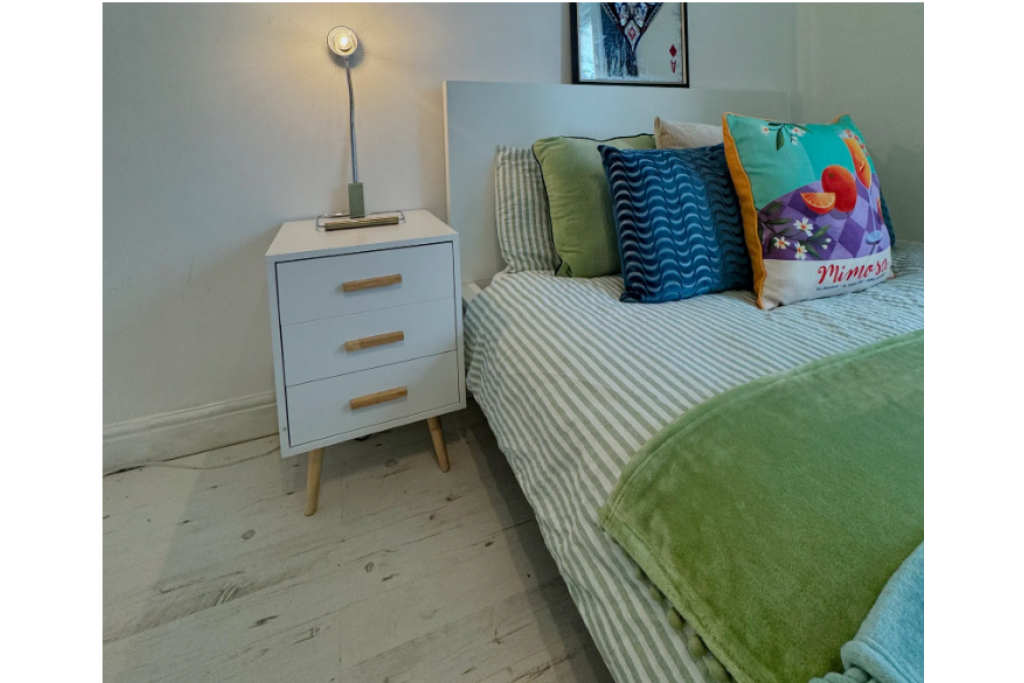 Large Double Room with Sofa in Riverside E14 – Ideal for Professionals