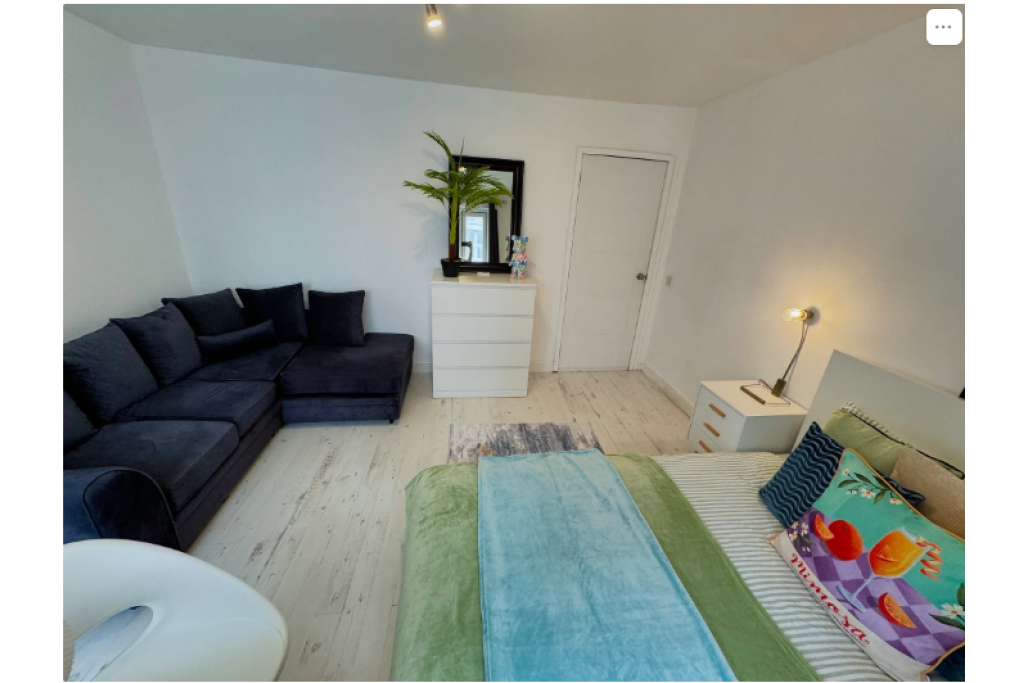 Large Double Room with Sofa in Riverside E14 – Ideal for Professionals