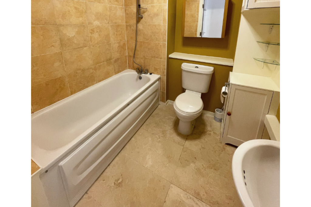 Stylish Riverside Room with Smart TV – Perfect for Professionals