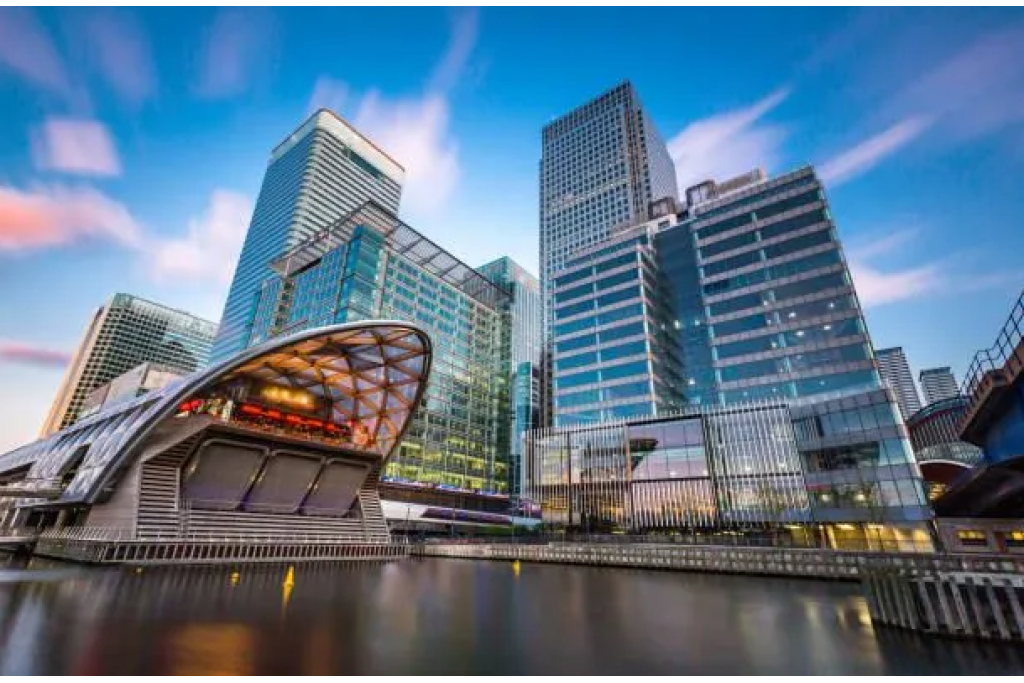 Stylish Riverside Room with Smart TV – Perfect for Professionals